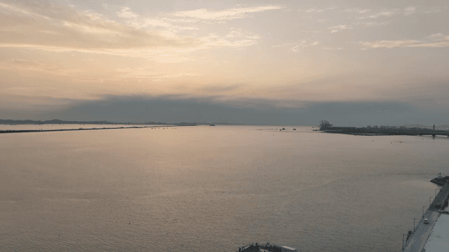 분홍색 등대가 있는 고요한 바닷가 풍경