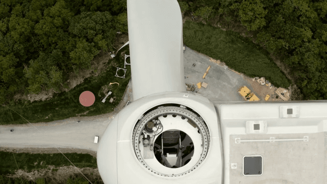 산 위의 풍력 터빈 건설 현장