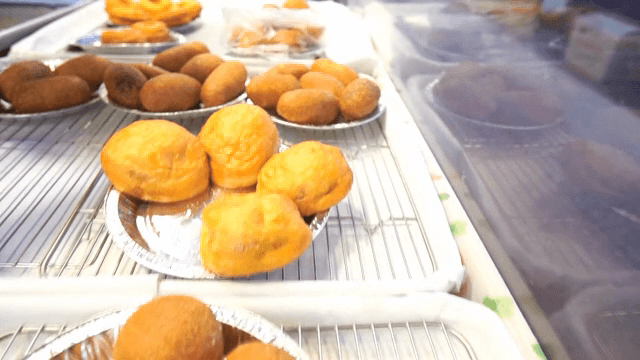 진열되어 있는 다양한 도넛