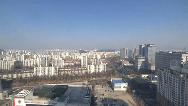 맑은 하늘 아래 펼쳐진 도시 전경