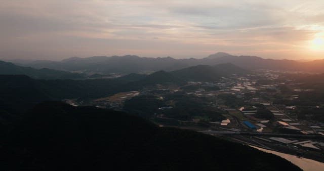 강과 도로가 있는 시골의 일몰 풍경