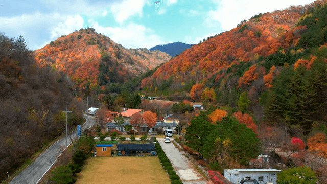 가을 산으로 둘러싸인 시골 마을