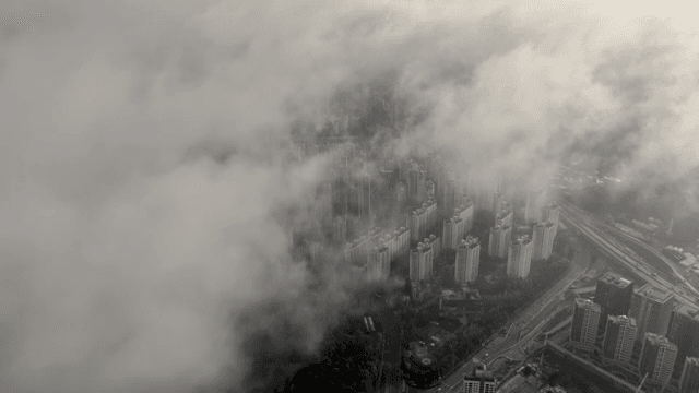 높은 건물과 구름이 있는 도시 풍경