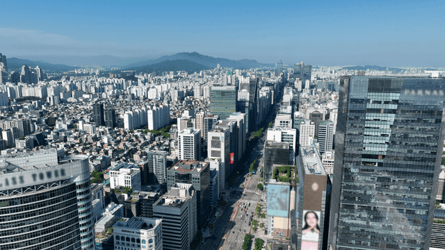 고층 건물이 있는 번화한 도시 풍경