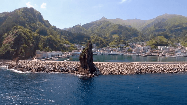 산과 항구가 있는 해안 마을