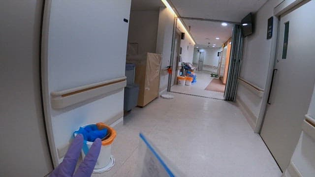 방역복을 입고 환자들이 있는 병실로 들어가는 의료진