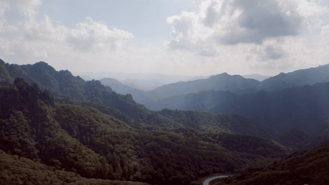 구름 낀 하늘 아래 펼쳐진 산맥