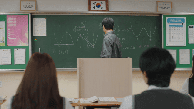 교실에서 수학을 설명하는 선생님