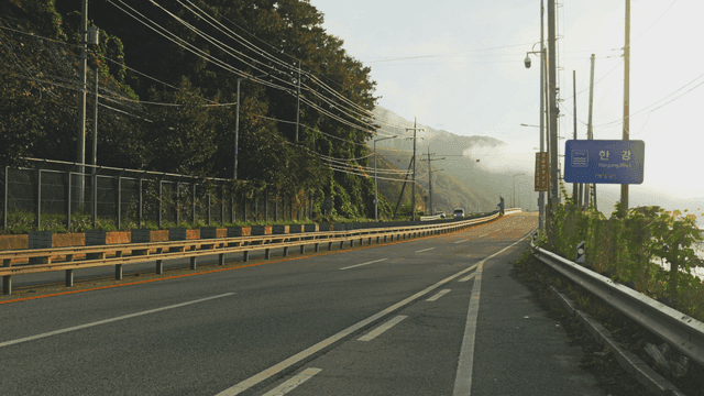 아침 한강 옆 조용하고 좁은 도로