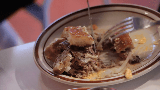 접시에서 햄버거를 자르는 장면