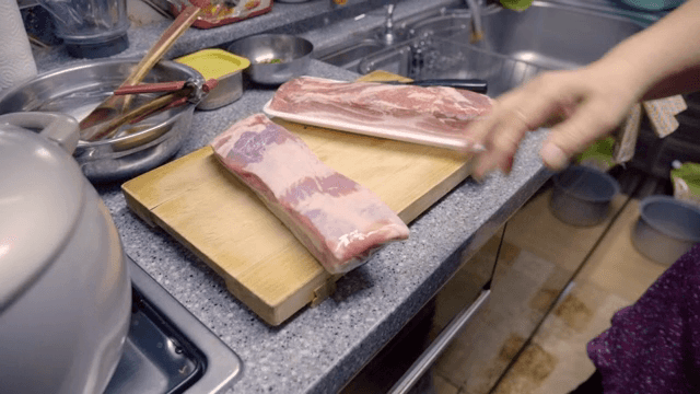 부엌 싱크대에서 준비하는 돼지고기