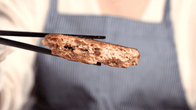 Tteokgalbi picked up with chopsticks