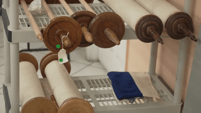 선반에 깔끔하게 정리된 두루마리