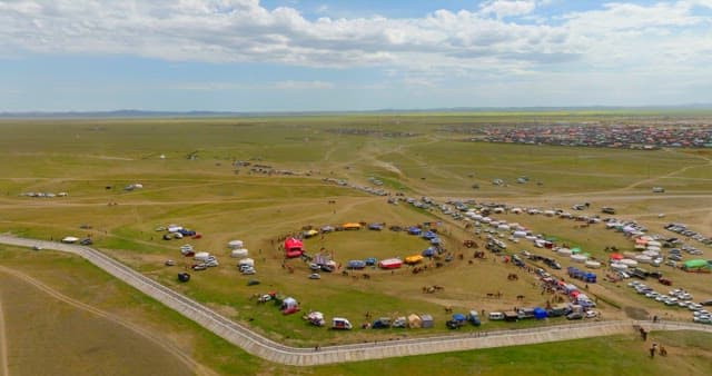 넓은 들판에서의 전통 축제