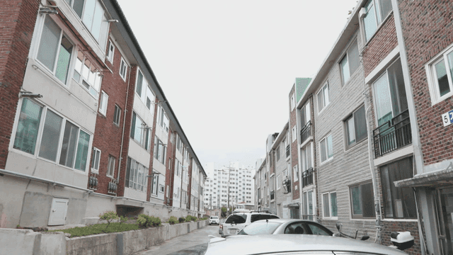 주차된 차들이 있는 조용한 주택가 거리