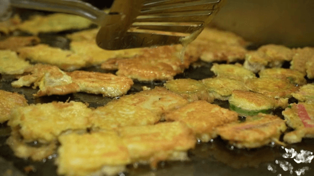 철판에 부쳐지는 한국 전