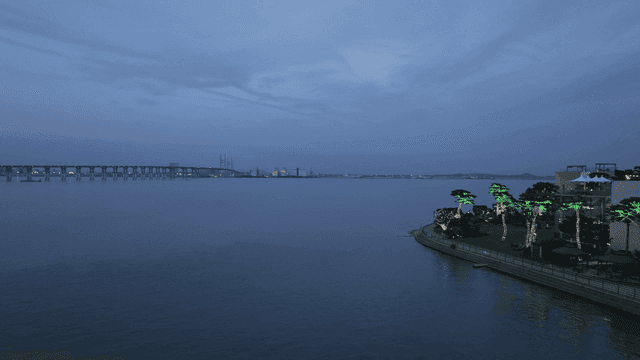 물가에 있는 마을의 저녁 풍경