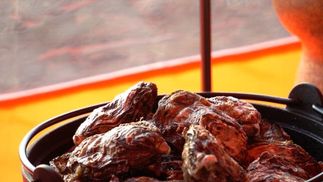 가스 버너 위 냄비에 준비된 신선한 굴