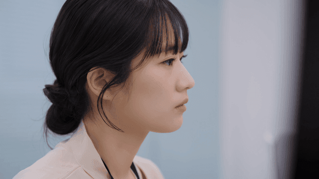 사무실에서 일하는 집중한 여성