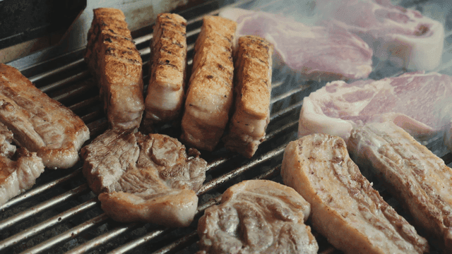 바비큐 그릴에서 굽는 삼겹살