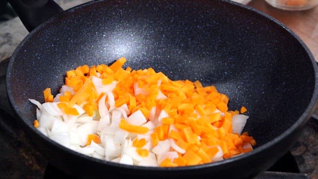 팬에 담긴 채소와 고기