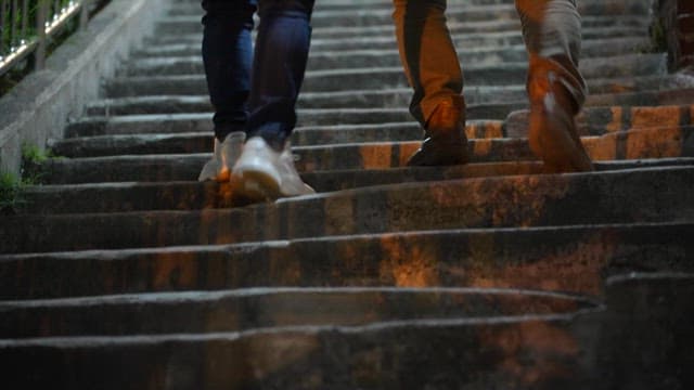 밤에 계단을 오르는 두 사람