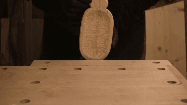 손으로 제작되는 나무 그릇