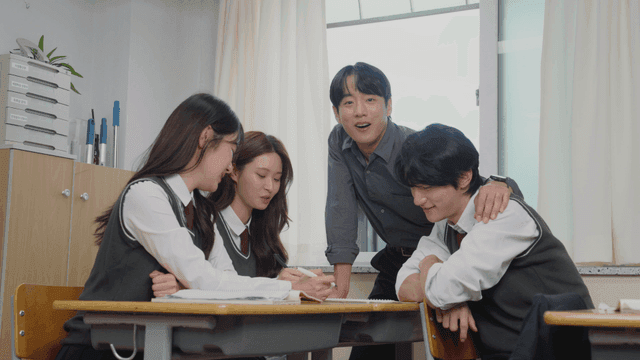 학생들이 프로젝트를 협력하는 모습