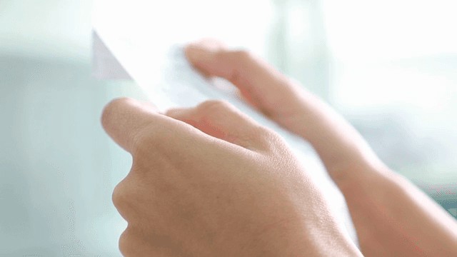 실내에서 영수증을 들고 있는 손