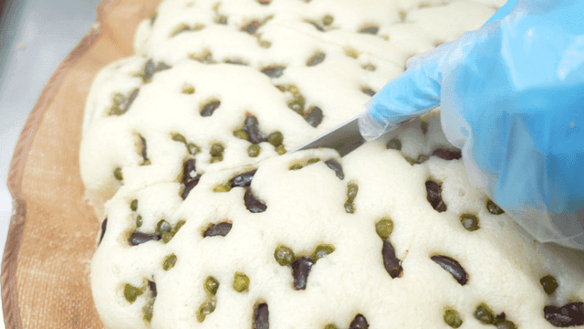 Cutting Makgeolli bread