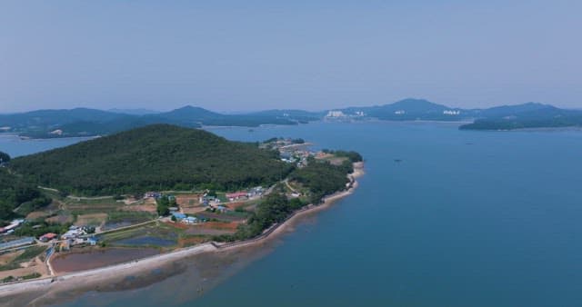 고요한 바다 위의 섬과 해안 마을
