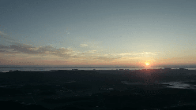 광활한 산맥 위의 일몰