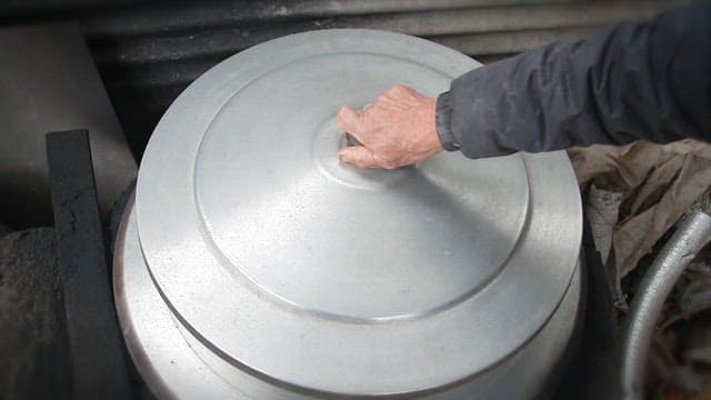 큰 양은솥에서 삶아지고 있는 죽순