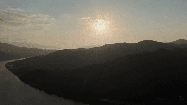 고요한 산 풍경 위의 일몰