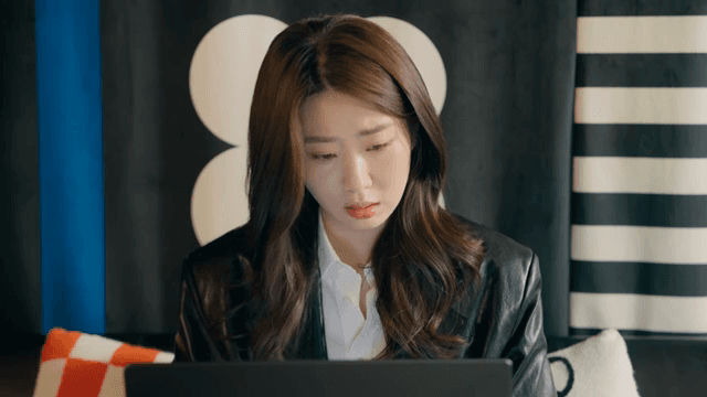 노트북을 바라보며 깊은 생각에 잠긴 여성