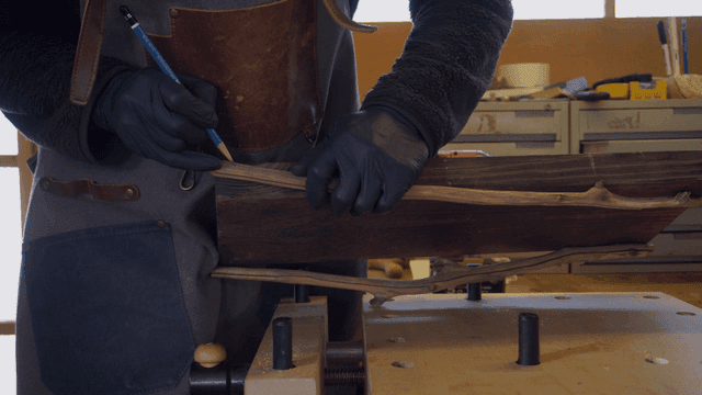 장인이 나무 판자를 작업하는 모습