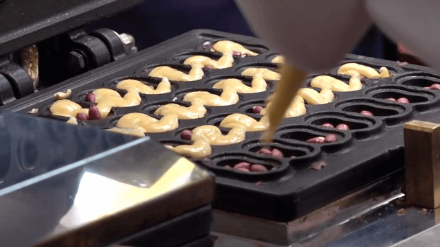 땅콩이 있는 틀에 붓는 반죽