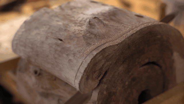 나무를 꾸준히 일정하게 자르는 장톱