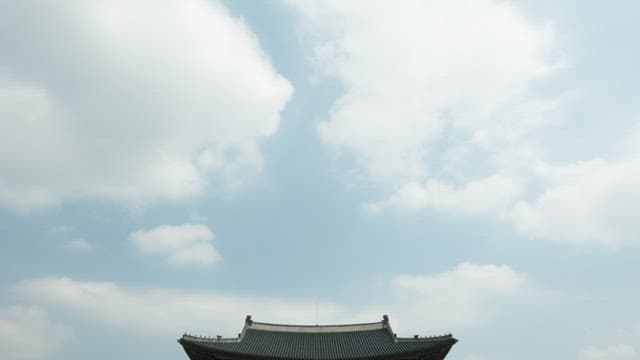 북한산이 보이는 경복궁 근정전의 고요한 풍경