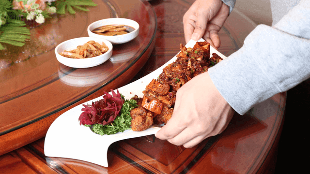 Xiangla lamb ribs served at table