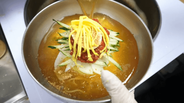 고명 올린 냉면 한 그릇