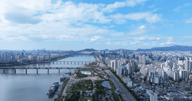 한강 공원 옆 광활한 도시 풍경