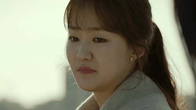 회사 옥상에서 대화하는 여성