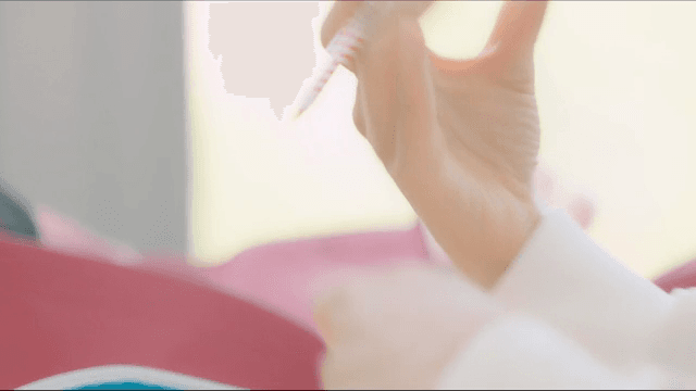 필통에서 펜을 꺼내드는 손