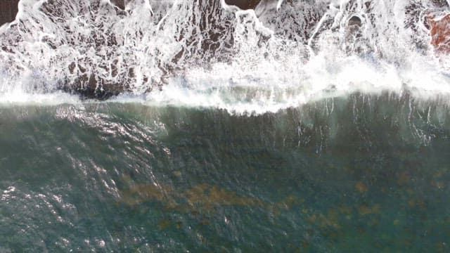 모래 해변에 부딪히는 파도