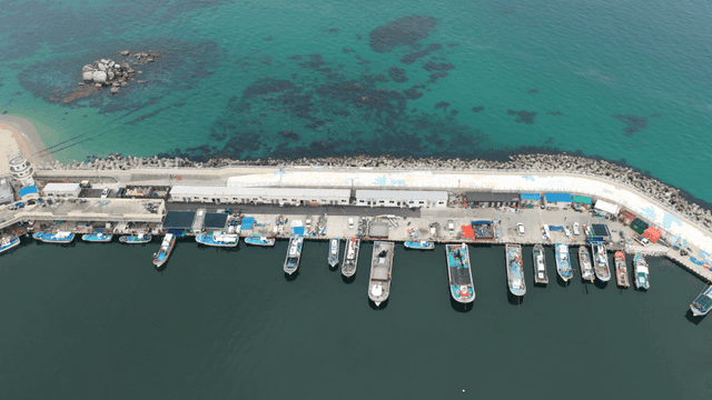 보트가 있는 해안 항구의 항공 뷰