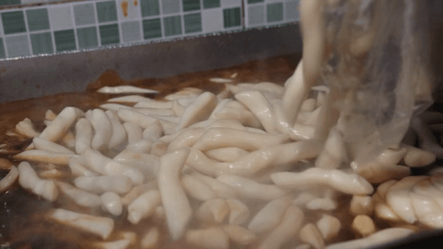 팬에서 조리되는 떡볶이