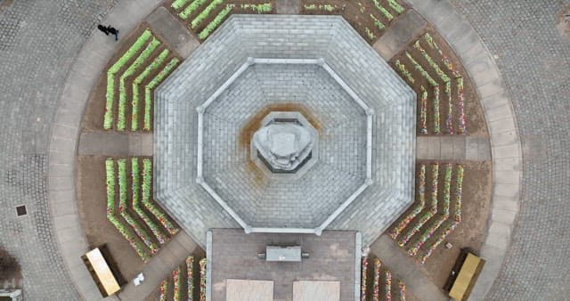 불상이 있는 사찰을 정면으로 내려다본 풍경