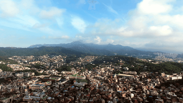 산으로 둘러싸인 넓은 도시