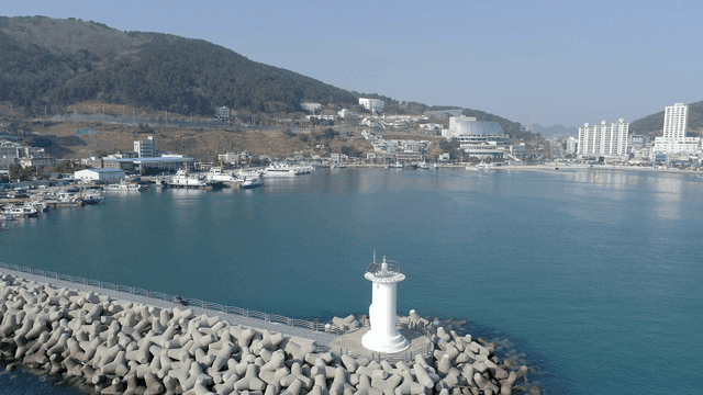 등대와 산이 있는 해안 도시